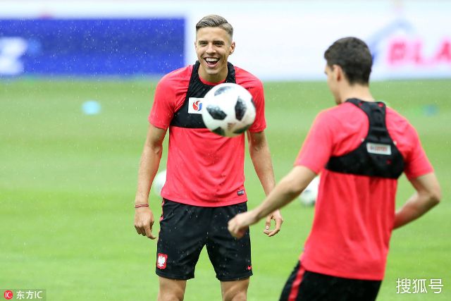 也得益于她 也得益于她